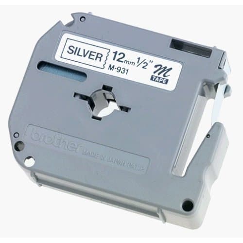 Etiqueta                                                                                                                                                                                                                              Plata Continua Plástica No Laminada Brother M931 - De 12 Mm De Ancho X 8 Mts De Largo. Impresión En Negro.